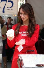 JENNIFER LOVE HEWITT Serving Thanksgiving Dinner at LA Mission 11/23/2011