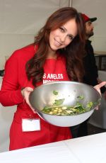 JENNIFER LOVE HEWITT Serving Thanksgiving Dinner at LA Mission 11/23/2011