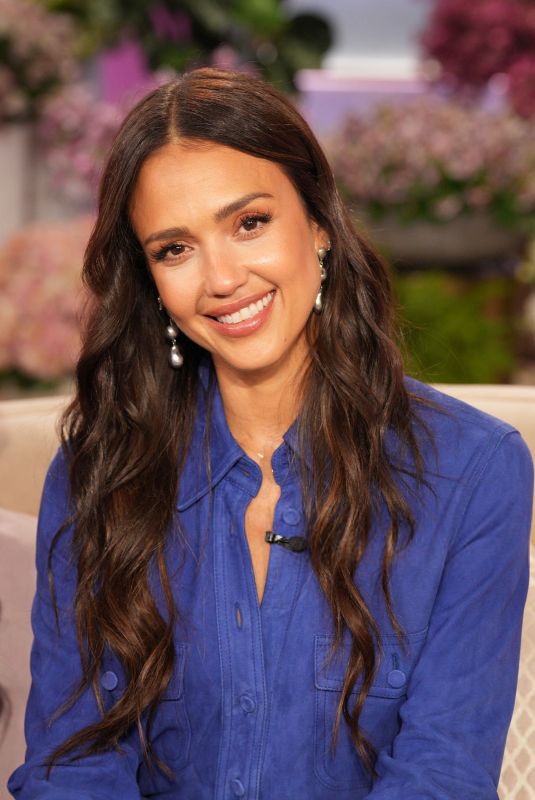 JESSICA ALBA at Jennifer Hudson Show 11/10/2025