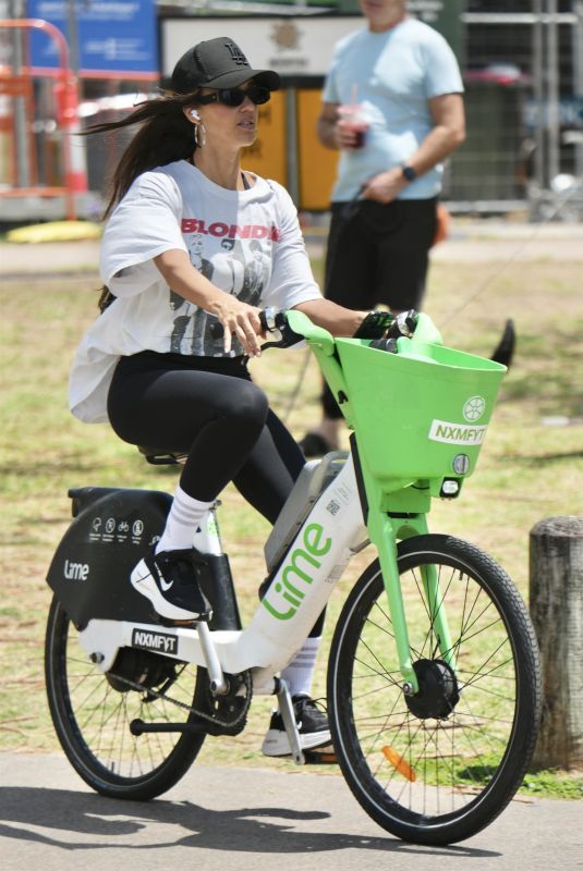 JESSICA ALBA Rides an E-bike Out and About in Gold Coast 11/01/2025