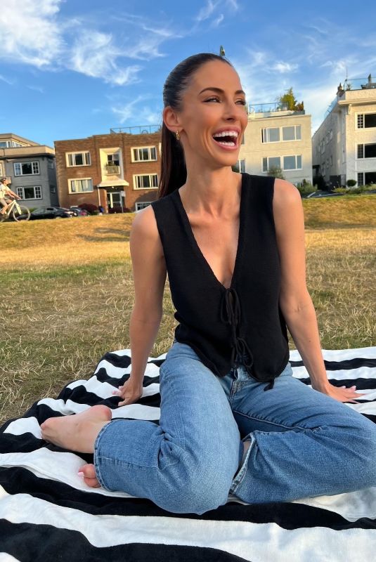 JESSICA LOWNDES - Instagram Photos and Video 11/05/2025
