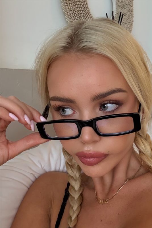 JULIA CAVANAGH - Instagram Photos 11/25/2025