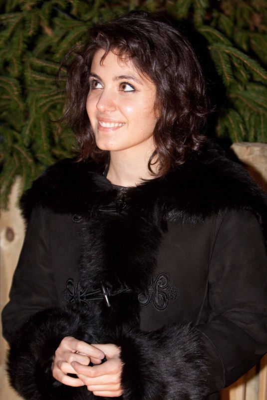 KATIE MELUA Switching on Christmas Lights in Eton 11/14/2010