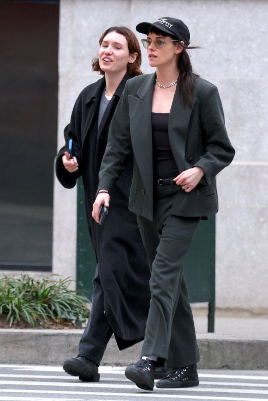 KRISTEN STEWART Out for Lunch at Gjelina Restaurant in New York 11/18/2025