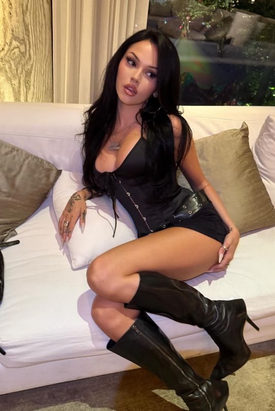 MAGGIE LINDEMANN - Instagram Photos 11/29/2025