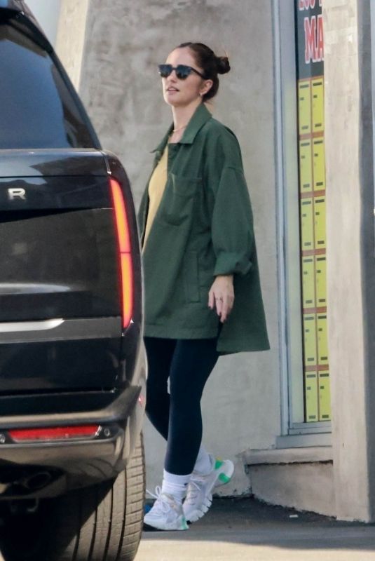 MINKA KELLY Leaves UPS Store in Los Angeles 11/09/2025