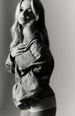 PRESSLEY HOSHBACH at a Photoshoot, November 2025