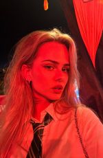 SARA CRUMBLELEG - Instagram Photos 11/02/2025
