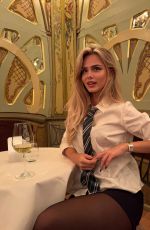 SARA CRUMBLELEG - Instagram Photos 11/02/2025
