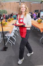 SARA PAXTON at Los Angeles Mission Thanksgiving Dinner 11/27/2024