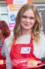 SARA PAXTON at Los Angeles Mission Thanksgiving Dinner 11/27/2024
