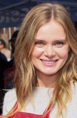 SARA PAXTON at Los Angeles Mission Thanksgiving Dinner 11/27/2024