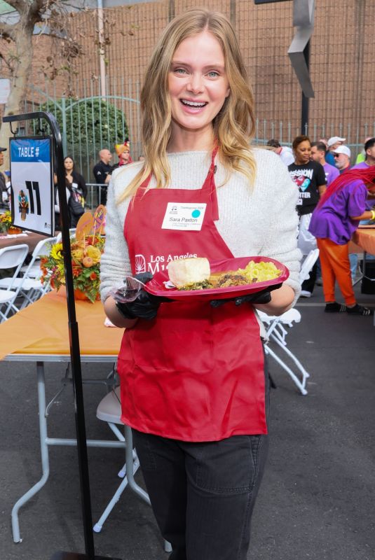 SARA PAXTON at Los Angeles Mission Thanksgiving Dinner 11/27/2024