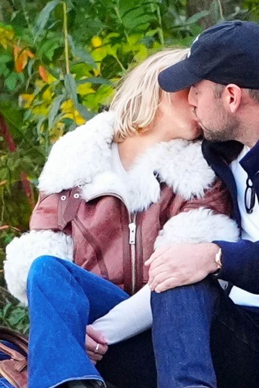 SYDNEY SWEENEY and Scooter Braun Out Kissing at Bryant Park in New York City 11/04/2025