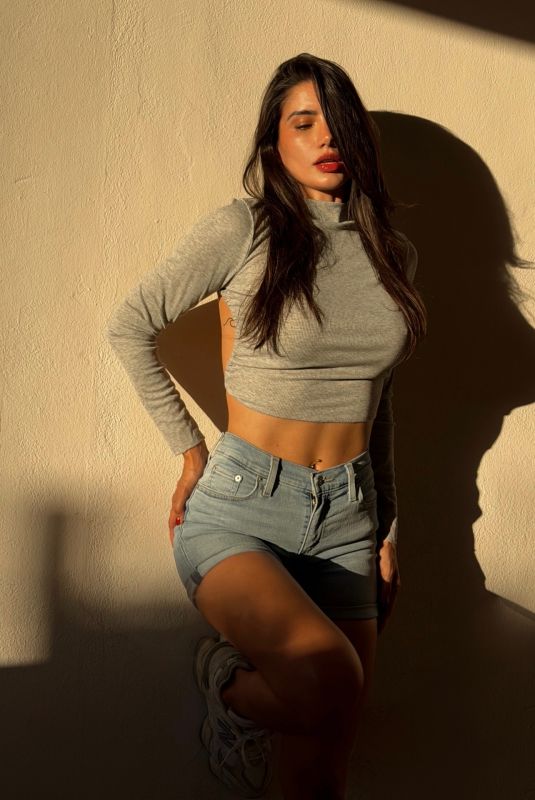 CLAUDIA CORIA - Instagram Photos 12/17/2025