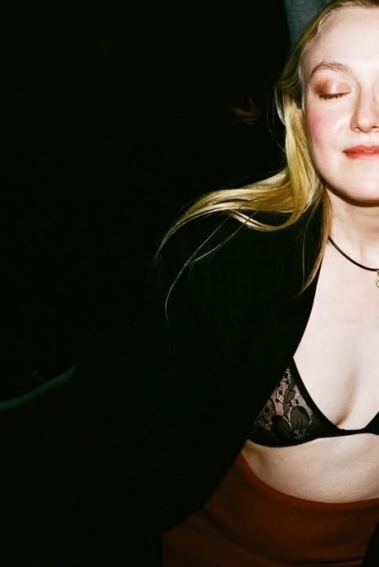 DAKOTA and ELLE FANNING - Marty Supreme After-Party Portraits, December 2025