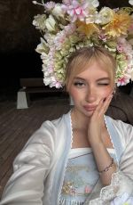 ELLIANA WALMSLEY - Instagram Photos 12/24/2025