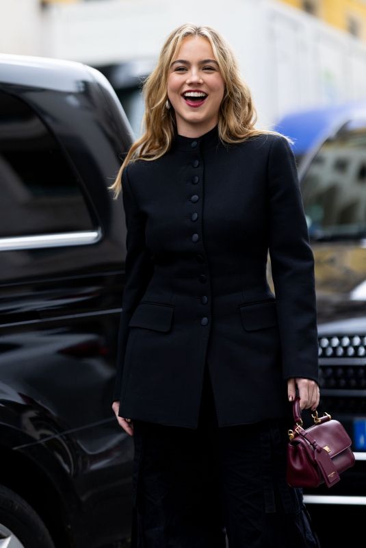 EMMA BROOKS Arrives at Dolce & Gabbana Fashion Show in Milan 09/27/2025