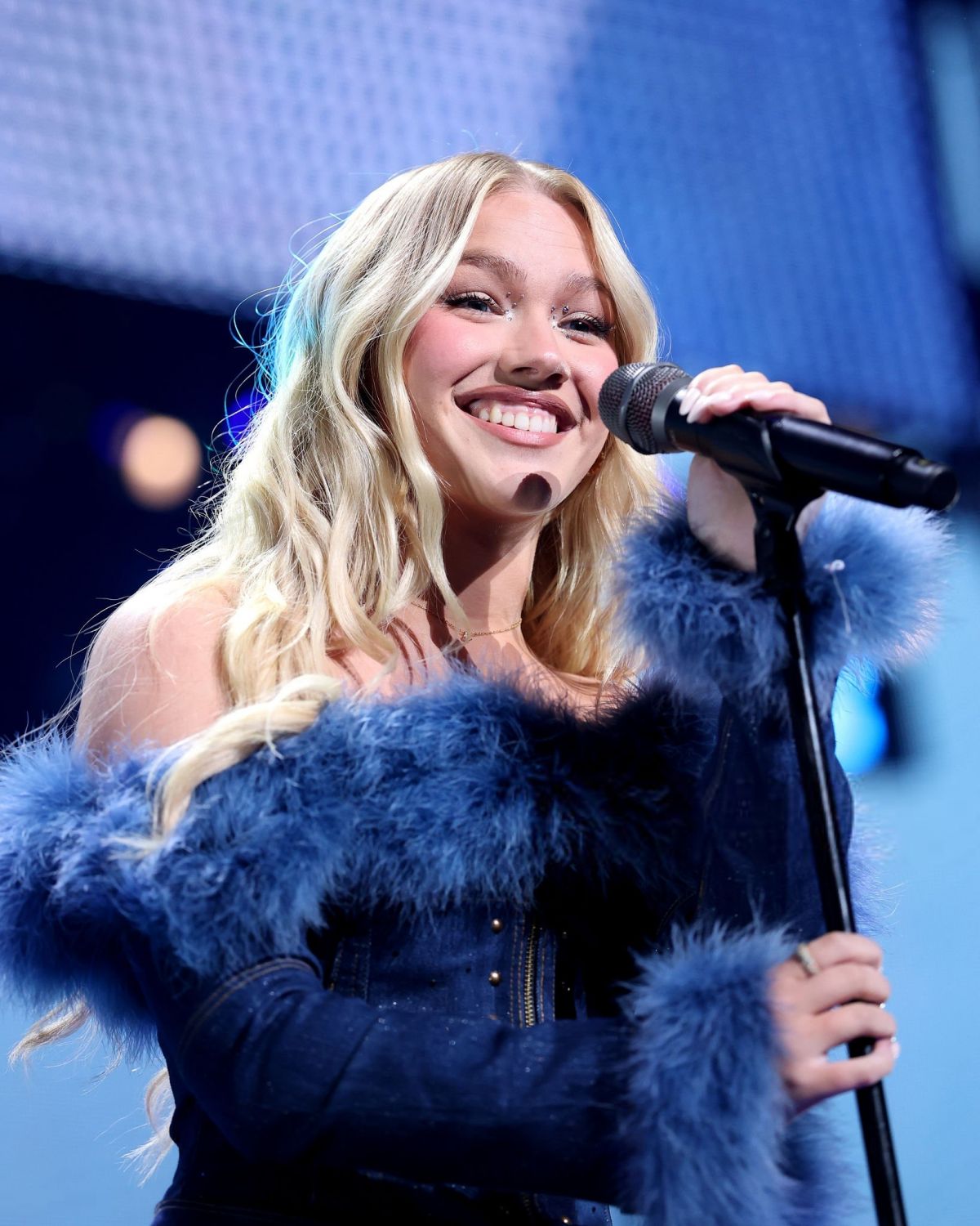 freya-skye-at-iheartradio-102-7-kiis-fm-jingle-ball-2025-in-los-angeles