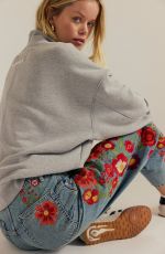FRIDA AASEN - Instagram Photos 12/21/2025