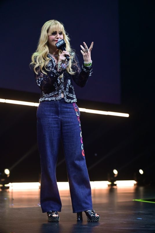 KATHRYN NEWTON at CCXP Presents: Kathryn Newton Panel at CCXP 2025 in Sao Paulo 12/07/2025