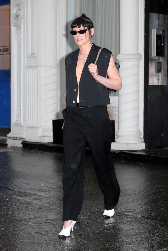 KRISTEN STEWART Leaves Her lLoft in New York City 12/02/2025