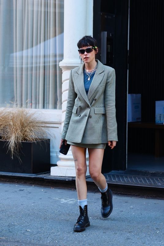 KRISTEN STEWART Leaves Her Loft in New York City 12/01/2025