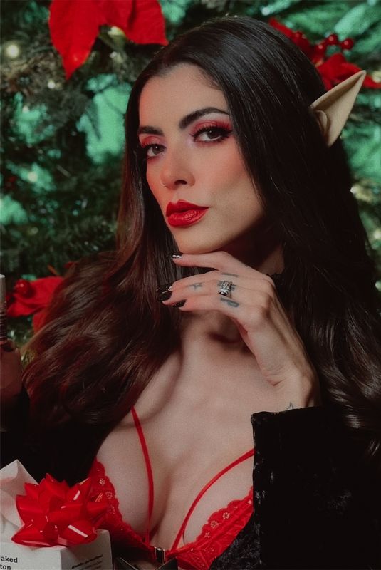 LEEANNA VAMP - Instagram Photos 12/15/2025