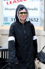 LISA RINNA and AMELIA HAMLIN Out Shopping for Last Minute Holiday Gifts in Beverly Hills 12/23/2025