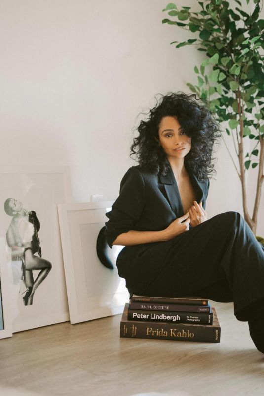 NAZANIN MANDI - Instagram Photos 12/30/2025