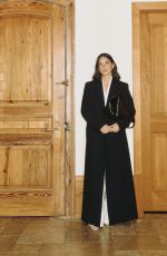 OLIVIA MUNN - Instagram Photos and Video 12/15/2025