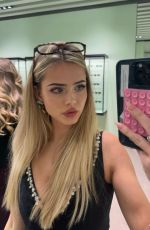 SARA CRUMBLELEG - Instagram Photos 11/30/2025