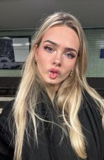 SARA CRUMBLELEG - Instagram Photos 12/13/2025