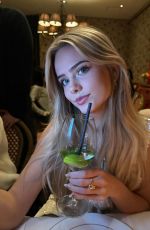 SARA CRUMBLELEG - Instagram Photos 12/13/2025