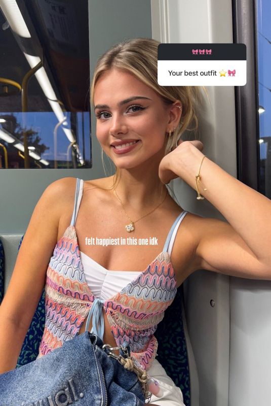 SARA CRUMBLELEG - Instagram Photos 12/13/2025