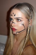 SARA CRUMBLELEG - Instagram Photos 12/15/2025