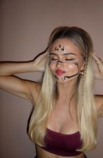 SARA CRUMBLELEG - Instagram Photos 12/15/2025