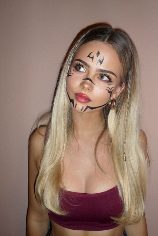 SARA CRUMBLELEG - Instagram Photos 12/15/2025