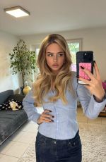 SARA CRUMBLELEG - Instagram Photos 12/22/2025
