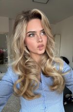 SARA CRUMBLELEG - Instagram Photos 12/22/2025