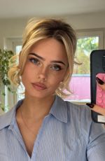 SARA CRUMBLELEG - Instagram Photos 12/22/2025