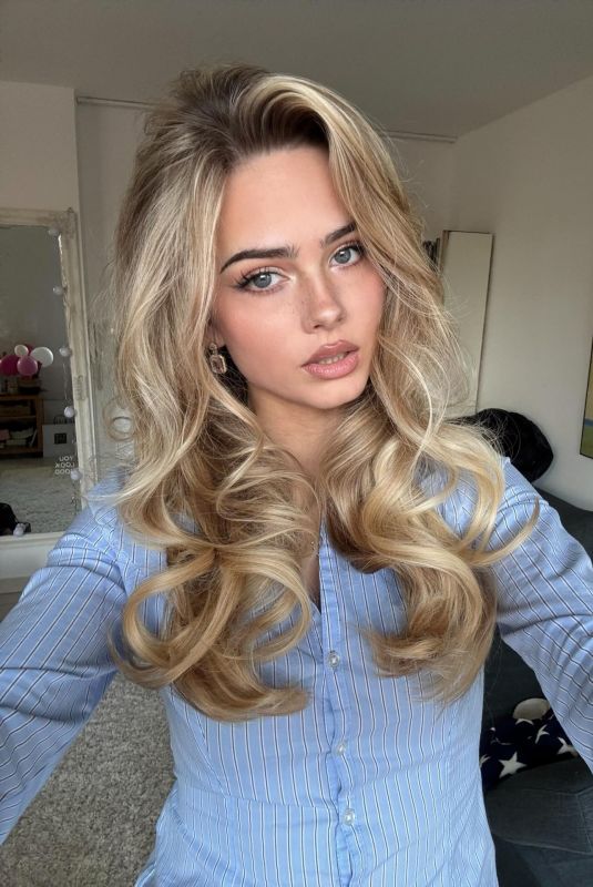 SARA CRUMBLELEG - Instagram Photos 12/22/2025