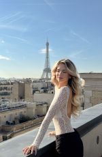 SARA CRUMBLELEG - Instagram Photos 12/23/2025