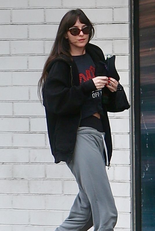 DAKOTA JOHNSON Arrives at Tracy Anderson Gym in Studio 01/07/2026