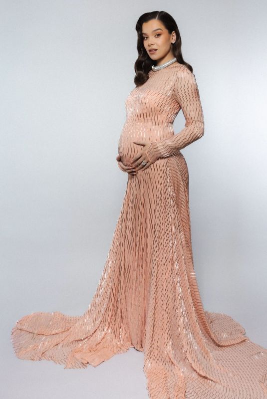 HAIILEE STEINFELD - Golden Globes Awrds Photoshoot, January 2026