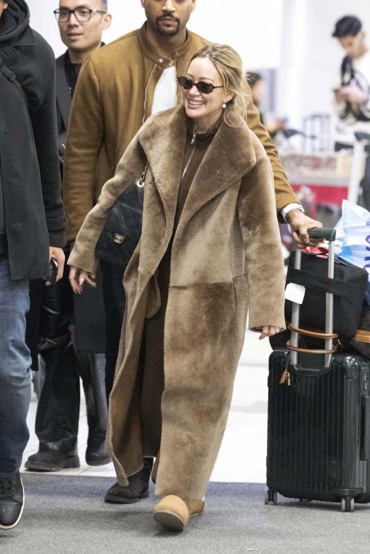 HILARY DUFF Arrives at Airport in Toronto 01/22/2026