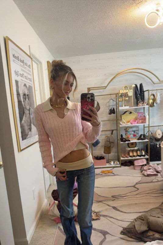 IZZY DARNELL - Instagram Photos and Video 01/19/2026
