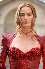 MARGOT ROBBIE at Wuthering Heights Photocall in Los Angeles 01/28/2026
