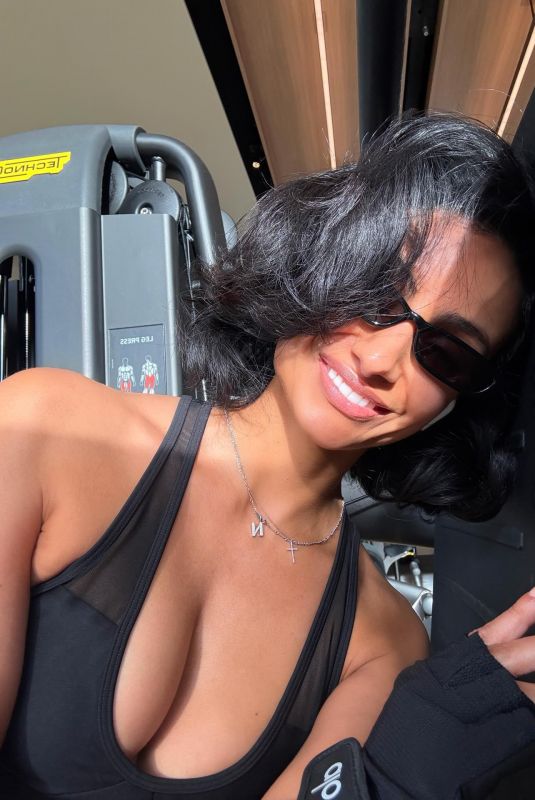 NAZANIN MANDI - Instagram Photos 01/28/2026