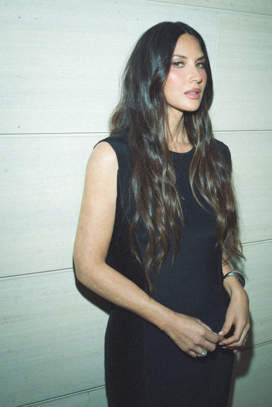 OLIVIA MUNN - Instagram Photos 01/12/2026